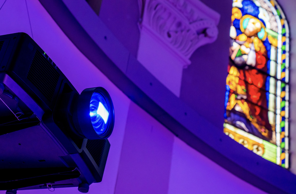 Videoprojecteur installe pour la mise en lumiere d'un edifice religieux
