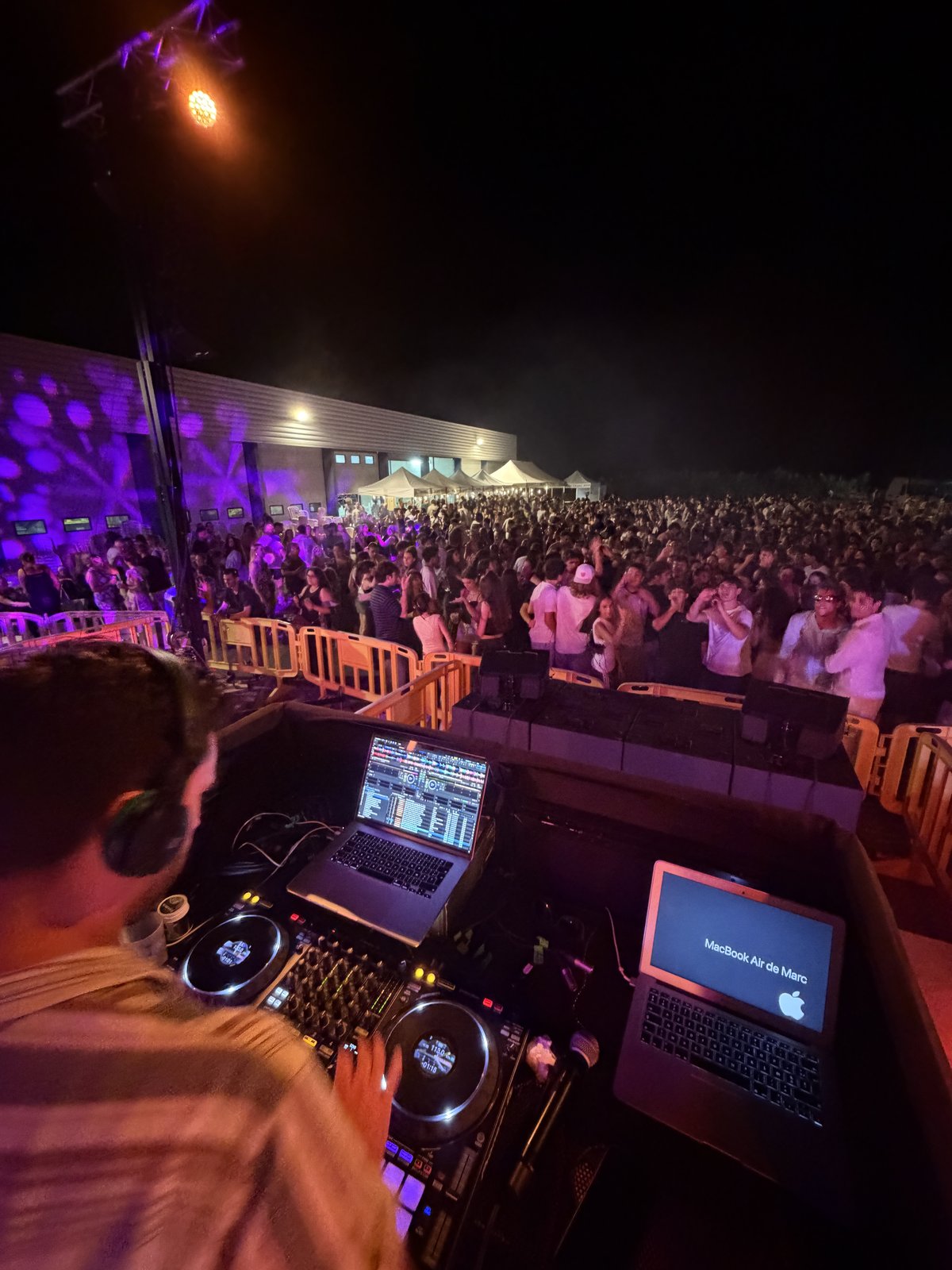 Regie DJ et public en soiree du bal des pompiers de Cruas, prestation sonorisation et eclairage INFINY Groupe