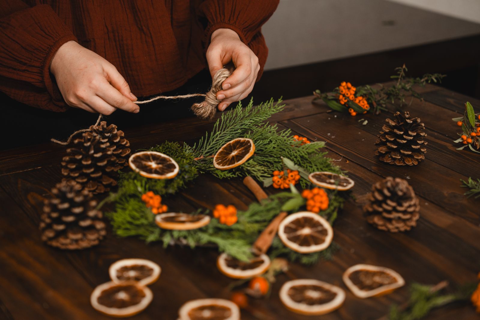 Fabrication artisanale d’une couronne de Noël