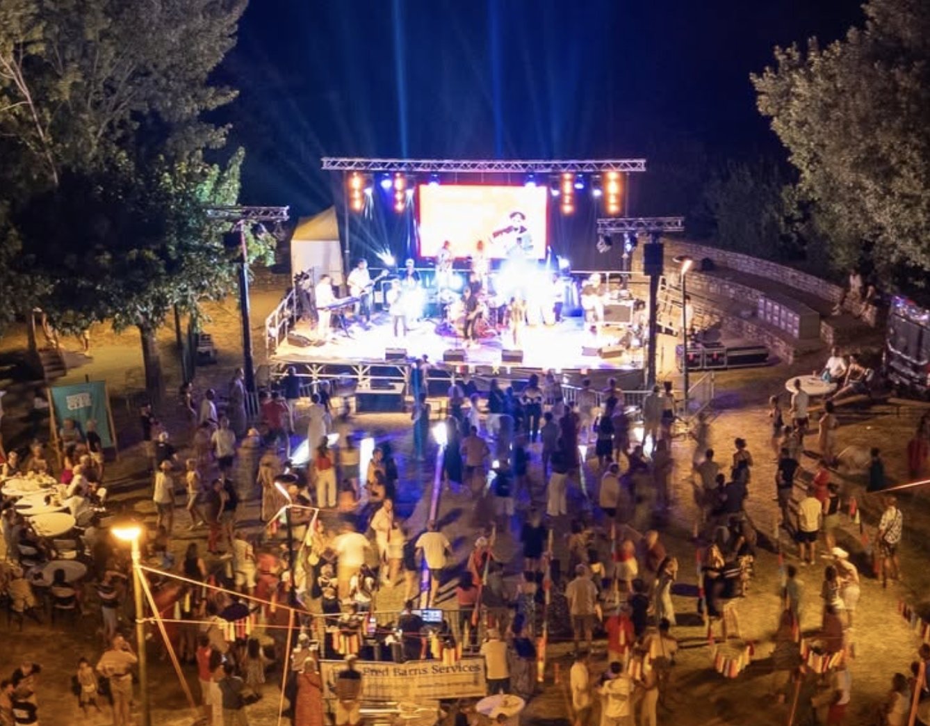 Vue aerienne de la scene et du public du Festival Salsa a Montboucher-sur-Jabron, sonorisation et eclairage INFINY Groupe