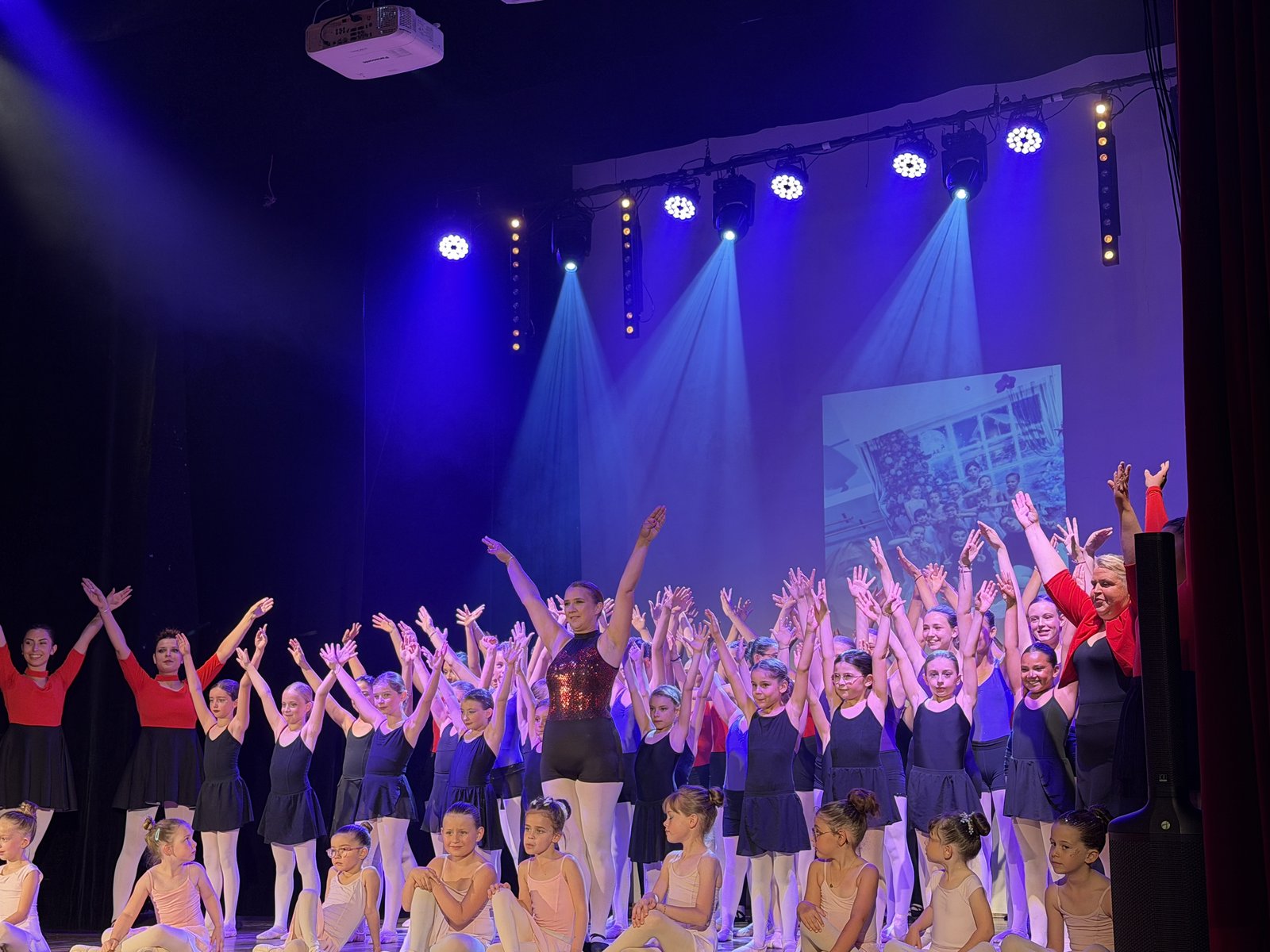 Salut final des danseuses de l'IEC sur scene, gala de danse a Bourg-Saint-Andeol, regie son et lumiere INFINY Groupe