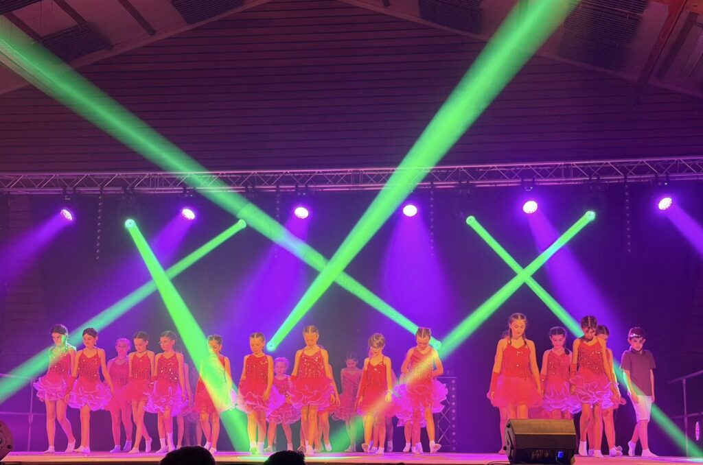 Gala de danse de Meysse - danseurs sur scene