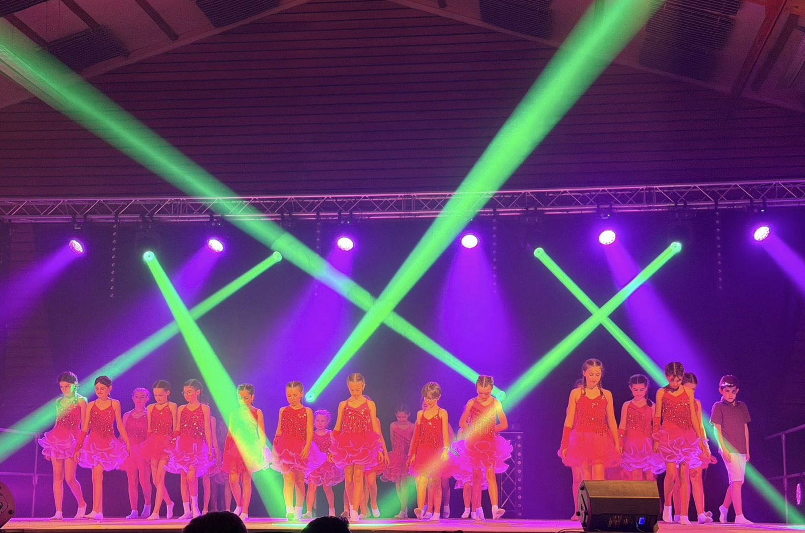 Gala de danse de Meysse - danseurs sur scene