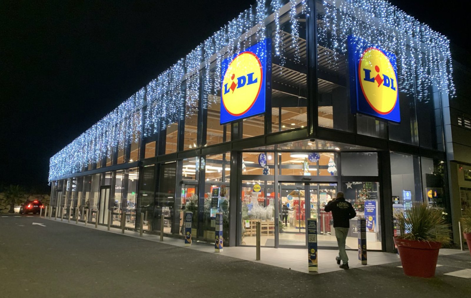 Façade illuminée du magasin Lidl Montélimar pour les fêtes de fin d'année