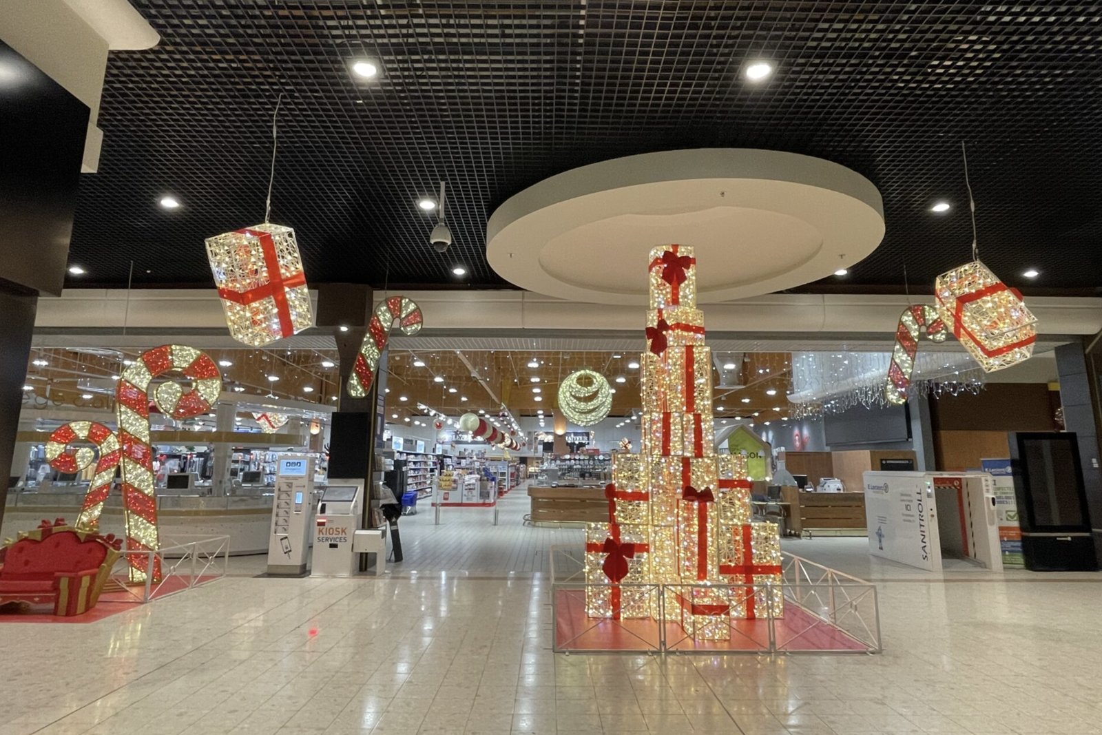 Décoration de Noël suspendue dans la galerie marchande de Lidl Montélimar