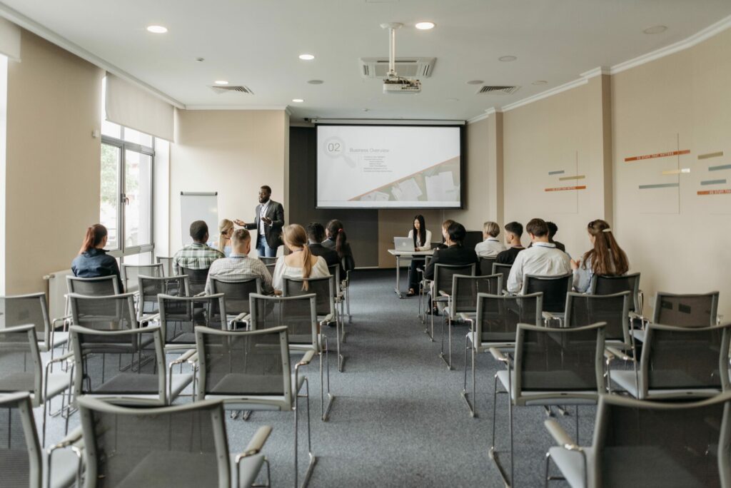 Salle de conférence équipée en intégration audiovisuelle (écran, vidéoprojecteur), Son & Lumières Infiny Groupe