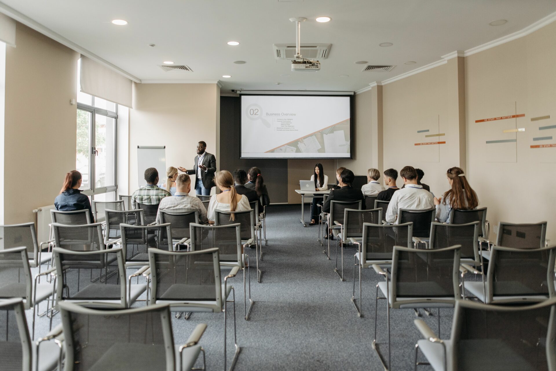 Salle de conférence équipée en intégration audiovisuelle (écran, vidéoprojecteur), Son & Lumières Infiny Groupe