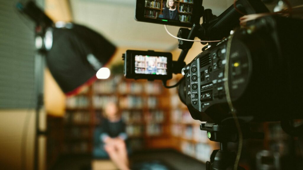 Tournage vidéo en studio avec caméra professionnelle, prestation Image & Vidéo Infiny Groupe