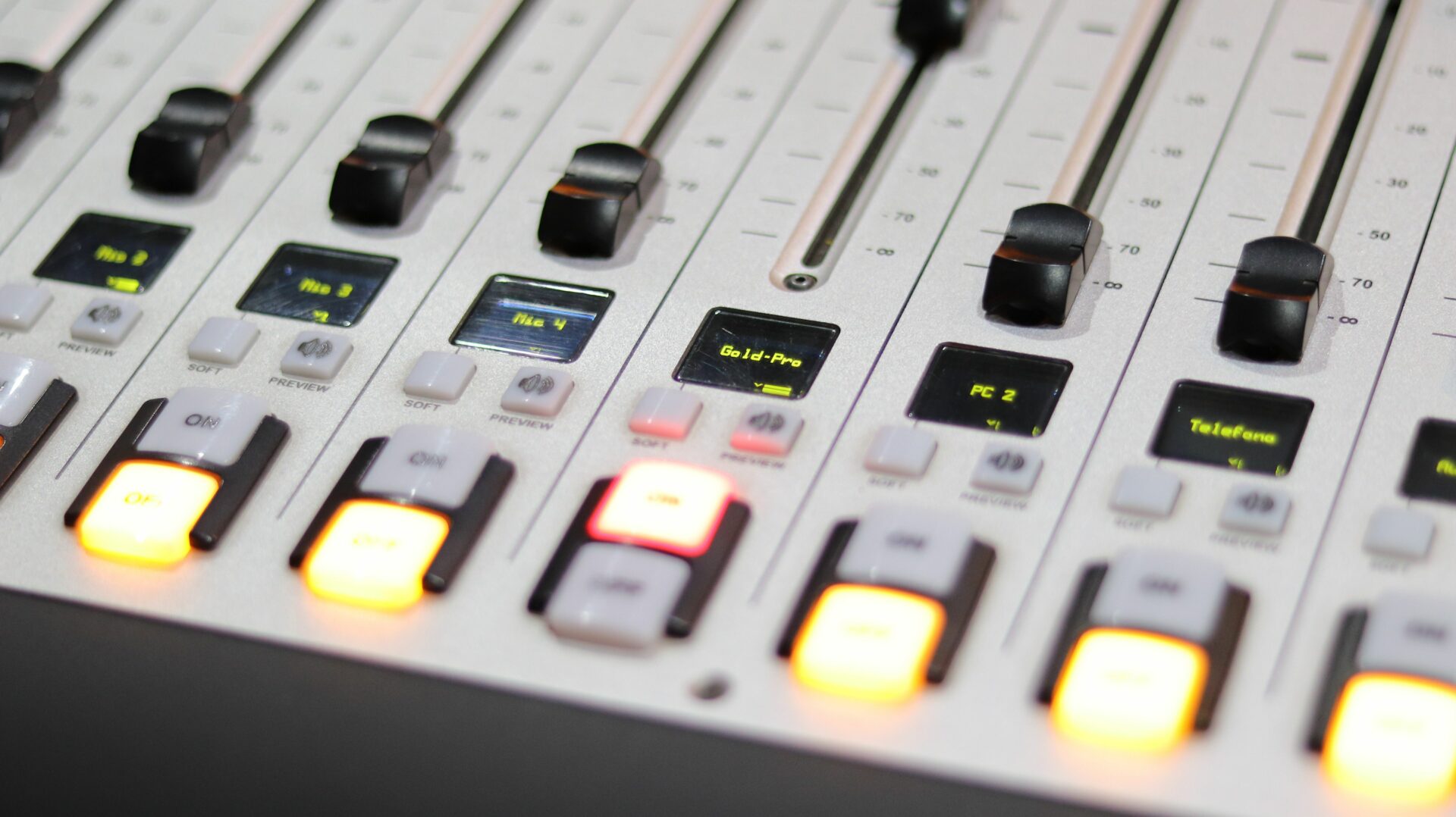 Technicien réglant une console de mixage audio