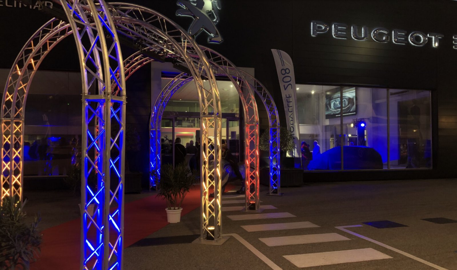 Arche lumineuse et tapis rouge pour la soirée de lancement Peugeot 508 à Montélimar
