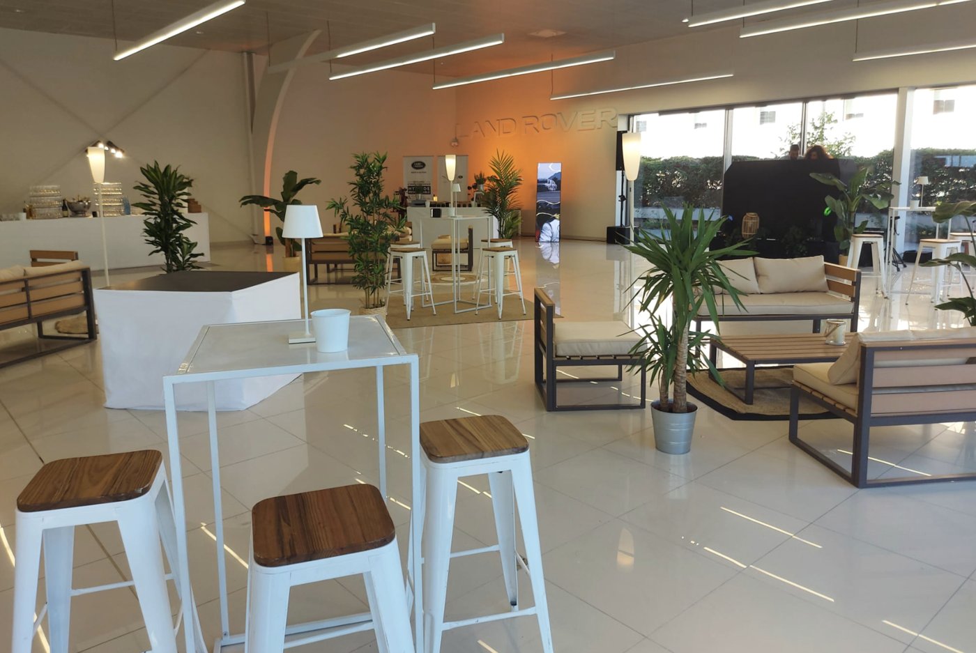 Espace lounge avec mobilier design et éclairage d'ambiance, concession Land Rover Montélimar, Décoration Professionnelle Infiny Groupe