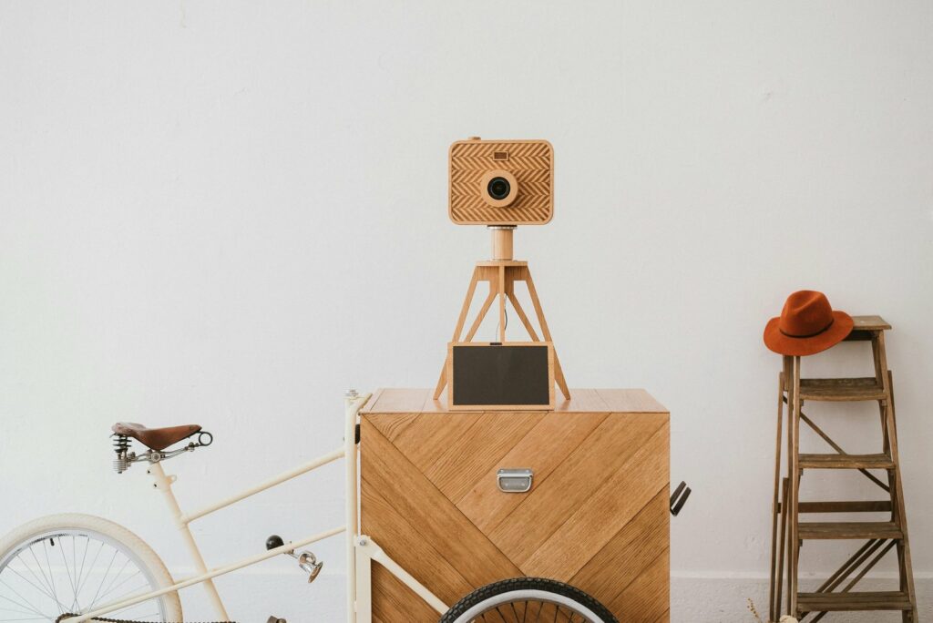 Photobooth vintage en bois avec accessoires, illustrant l'évolution de cette animation événementielle