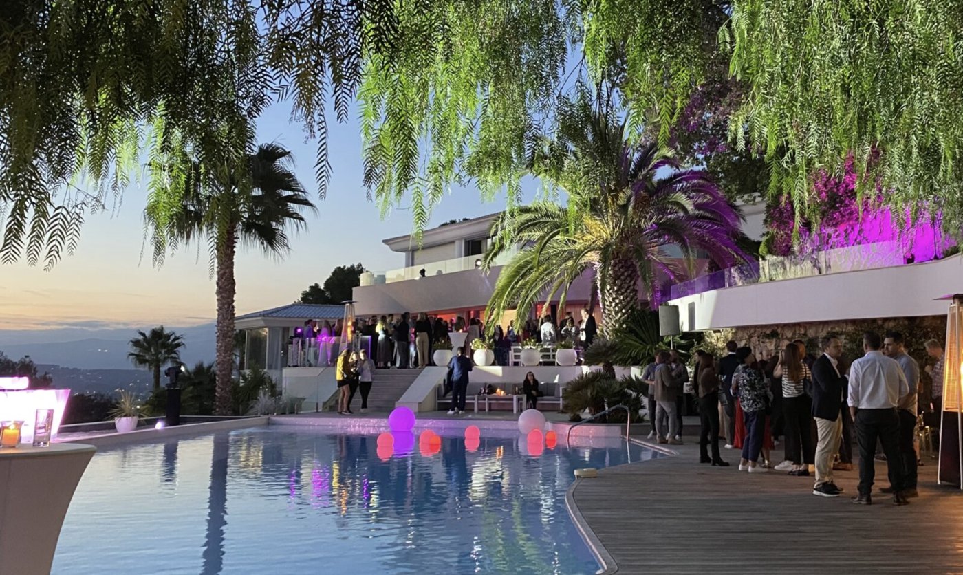 Soirée en bord de piscine avec éclairage d'ambiance rose et ambré, convention restaurateurs PACA, Events Infiny Groupe